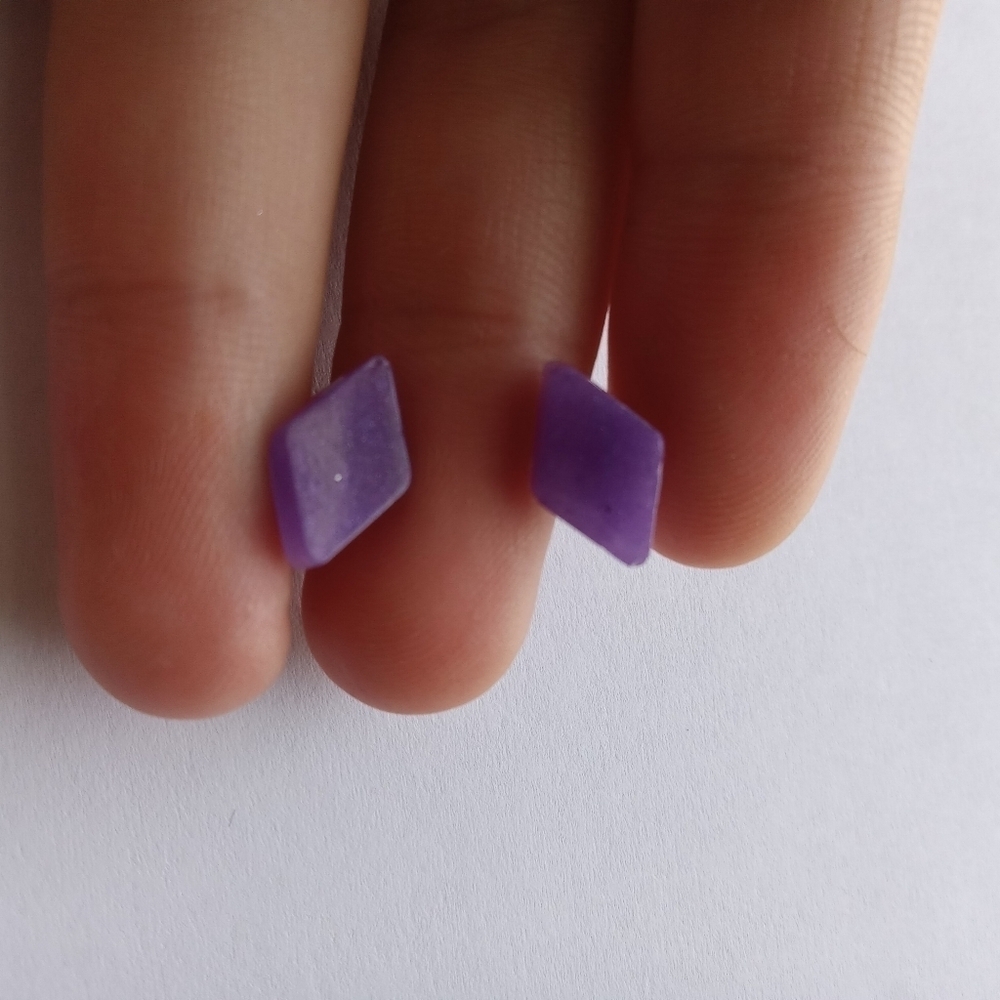 CLEARANCE - Purple resin diamond shaped stud earrings - Picture 2 of 3